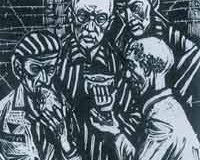 Ojciec Maksymilian dzieli się chlebem w obozie